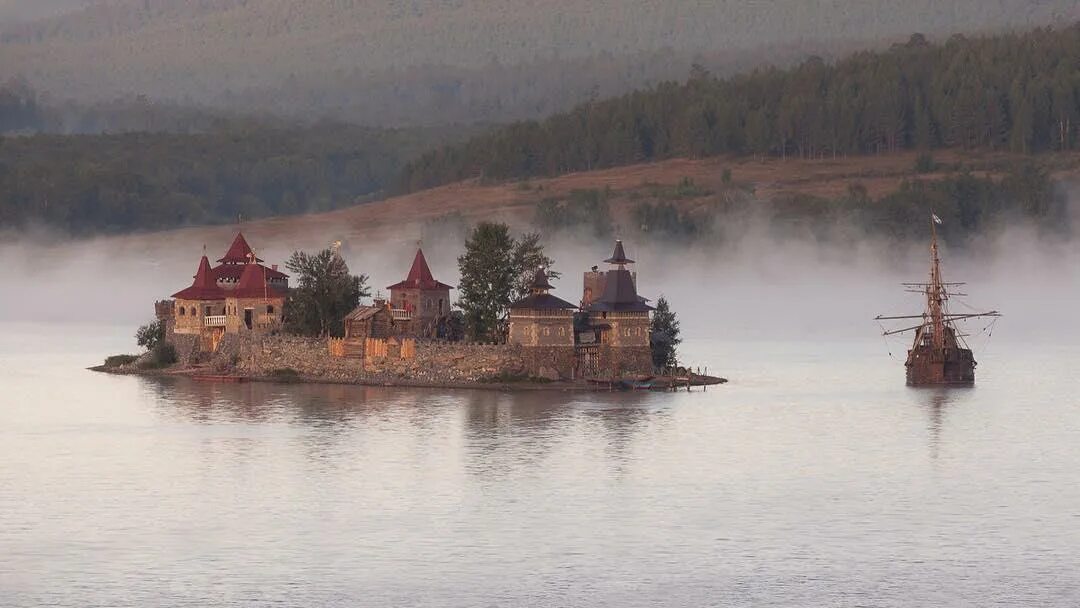 Дупло орла Сонькина Лагуна. Дупло орла Сатка. Сонькина Лагуна остров. Сатка Сонькина Лагуна остров дупло орла. Остров на челябинских озерах