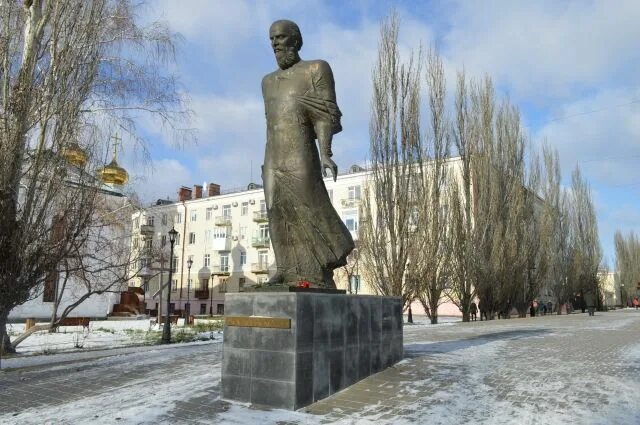 Достоевский омск. Памятник Достоевскому в Большеречье. Ступино Достоевского искусств. Достоевский Омск э. Памятники в Омской области и немного о нём.