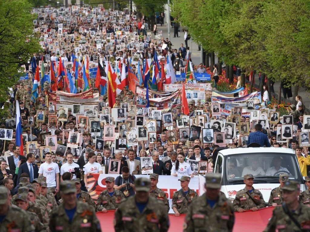 9 мая в казани. Площадь тысячелетия Казань 9 мая. Празднования дня Победы в Казани. Казань пиразник папедо. Казань 9 май.