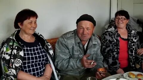 По селу идут три бабы вечер