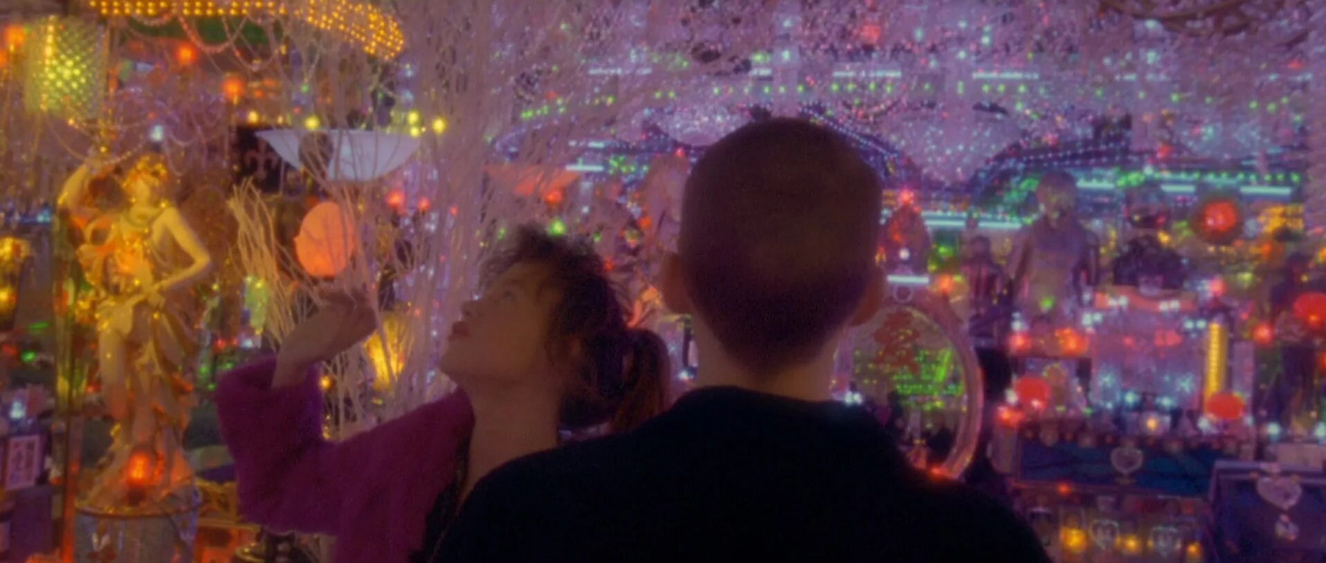 Enter the lost. Enter the void 2009. enter the void кадры. enterens the void gospar noe.