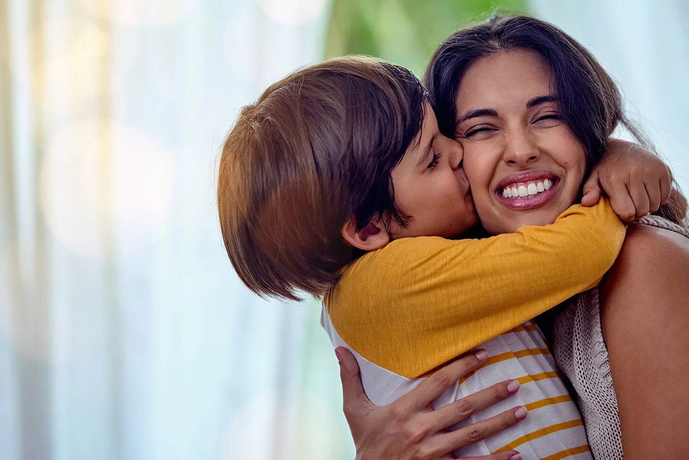 Mama why. Мама ФО га. Объятия сына яркие картинки. Family hugs. Mama Latina.