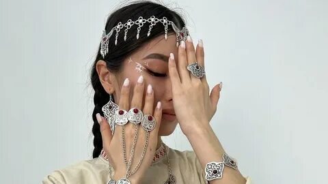 Жетілген орыс әйелдің кискасындағы үлкен қара мүшесі