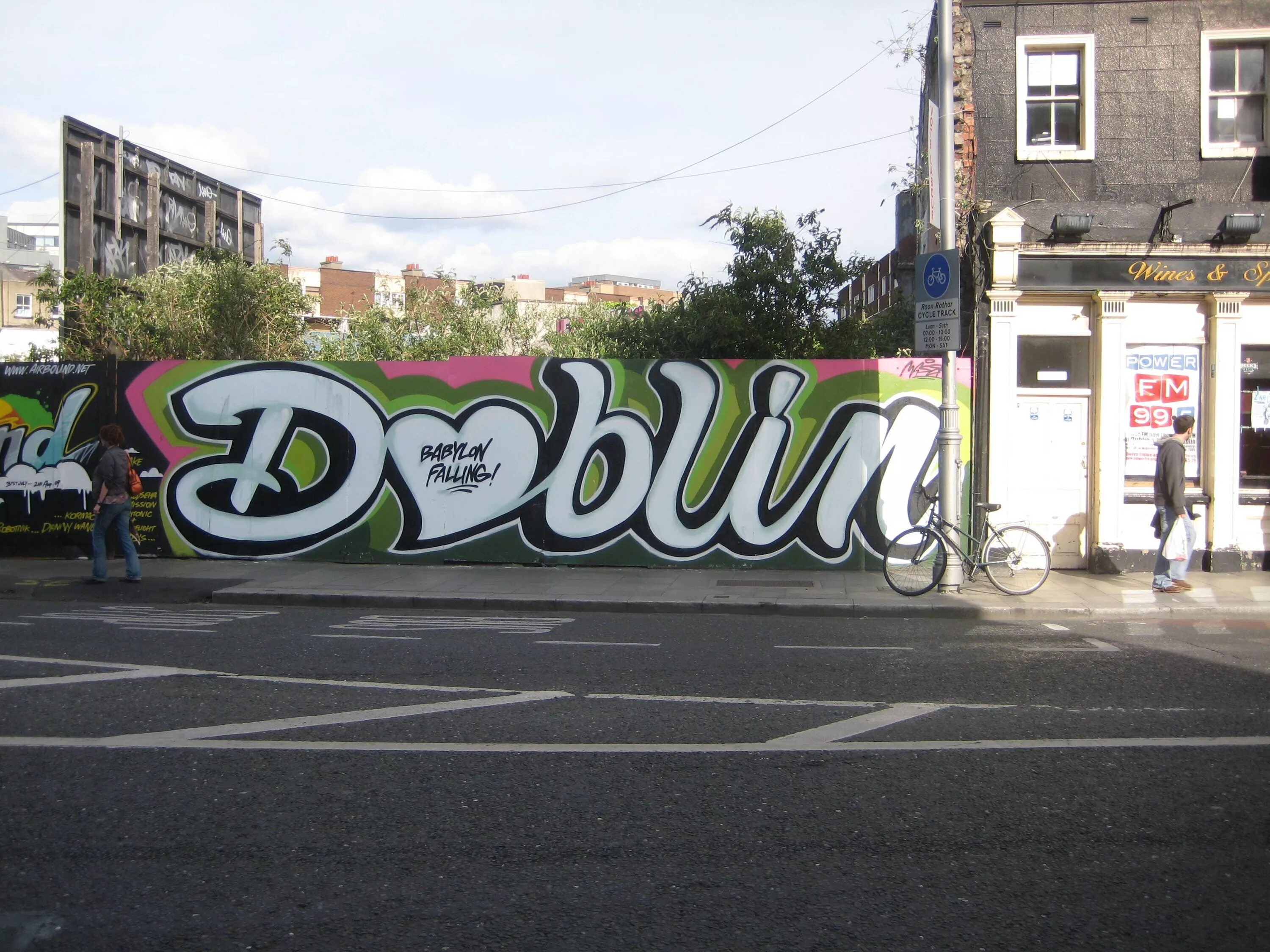Unique 20. Дублин надпись. Дублин Ирландия граффити стрит. Туристическое граффити. Lovely Street Art Дублин.