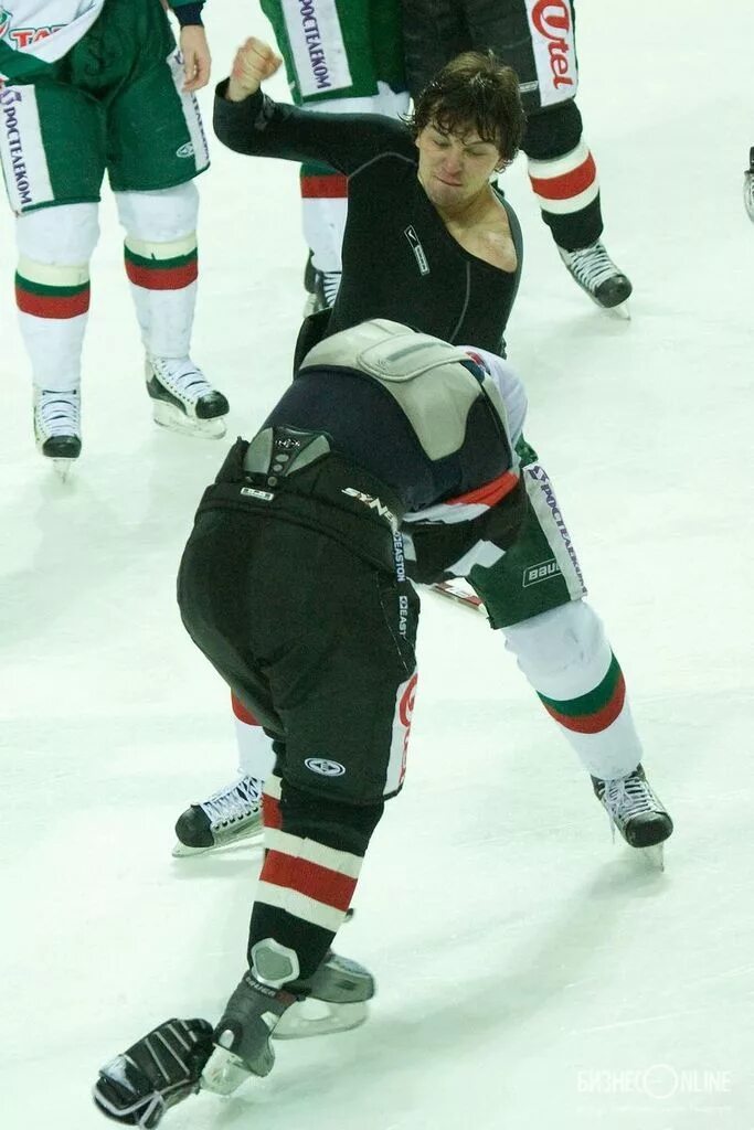 Бизон шоу гонки на тракторах. Ак барс 2008 год драка трактор. Лисин ак барс 2008. Драка на матче трактор ак барс. Трактор кхл.