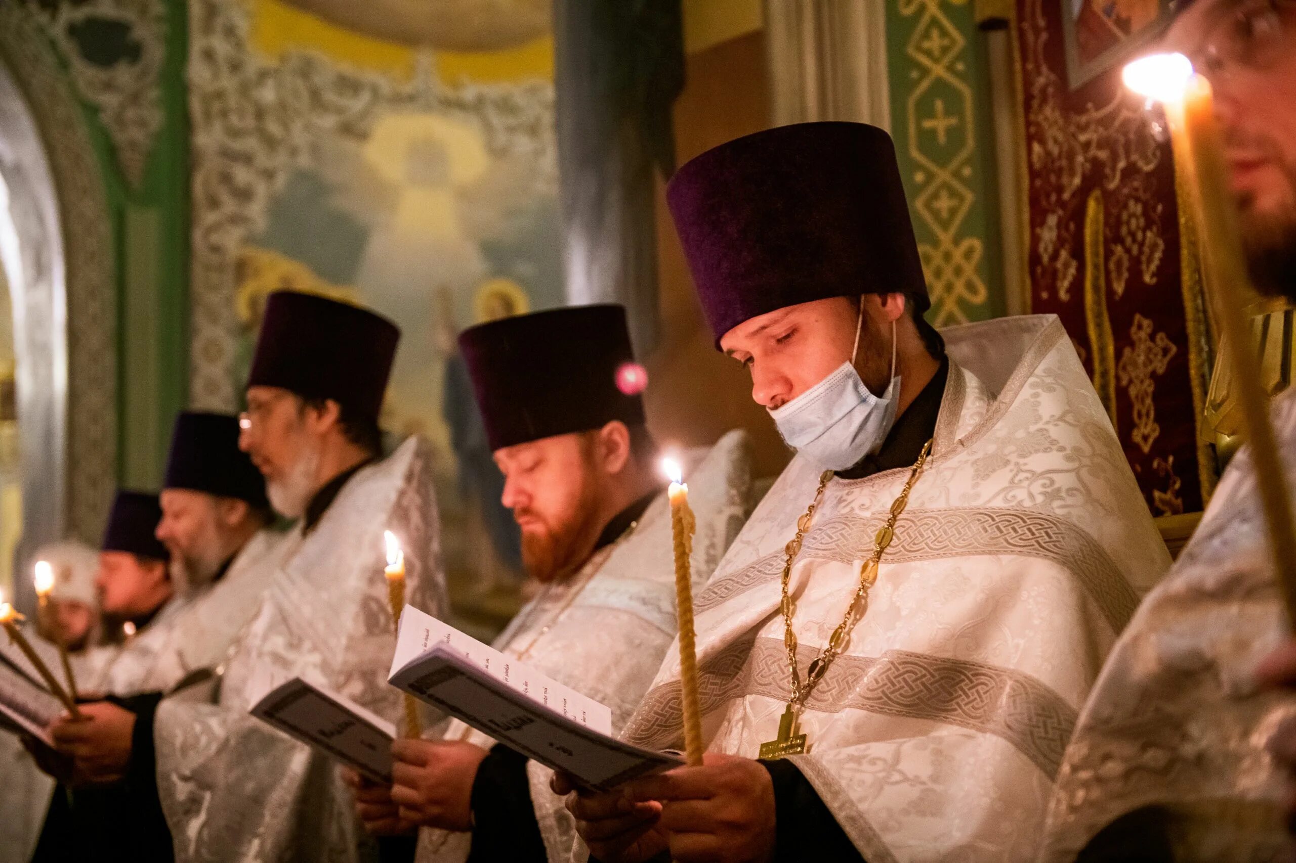 Заупокойная литургия. Заупокойная служба. Богослужение в благовещенском храме воронеж. Отец константин благовещенский собор в кремле казани. Благовещенский собор воронеж.