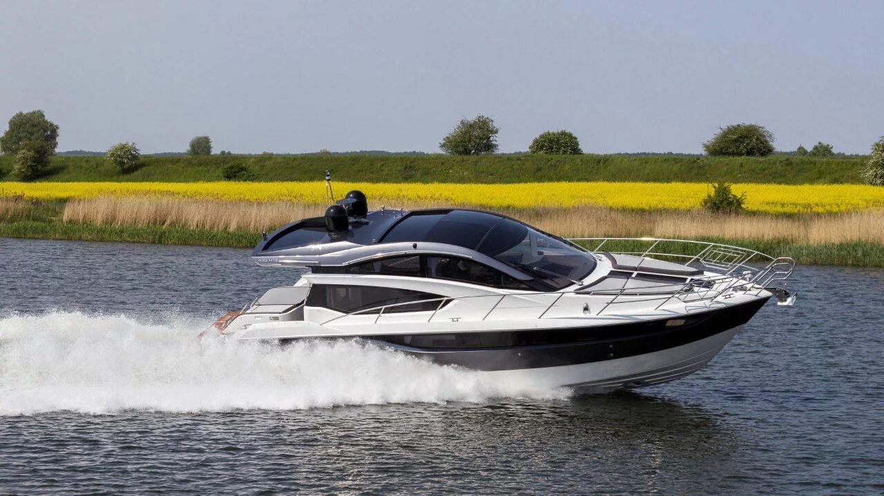 Катер 7. Каютный катер амг 820. Victory a8 катер. Лодка burevestnik b-680 patrol. Катера 5 метров.