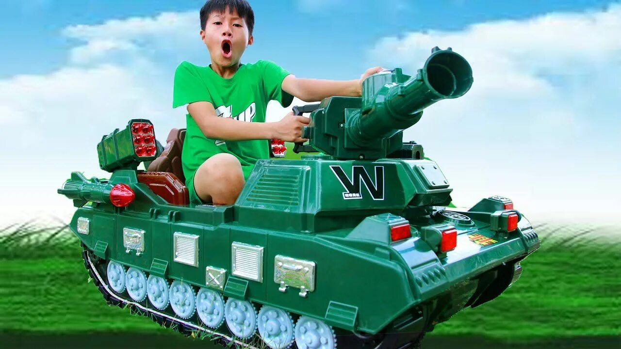 Танк детский. Мальчик с игрушечным танком. Дети в игрушечном танке. Мальчик на танке.