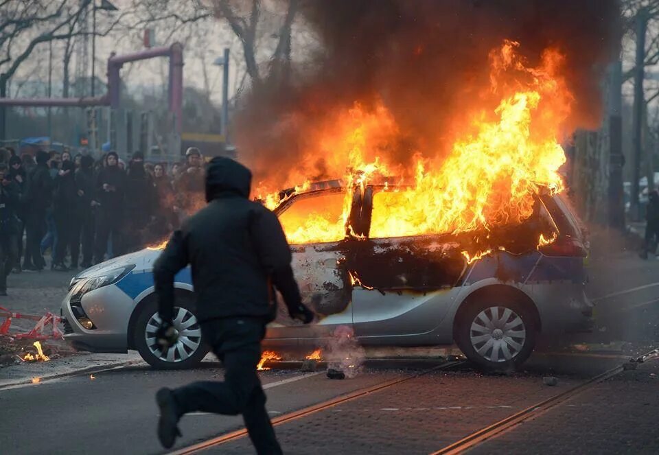 Горящая полицейская машина. Протесты в сша джордж флойд. Горящая машина полиции. Nypd police машины. Полицейская машина горит.
