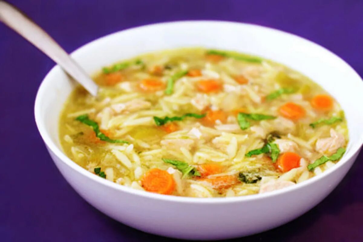 Суп из замороженной курицы. Суп с орзо готовый. Куриный суп с базиликом. Куриный суп с орзо. Овощной суп, курица и свежий салат.