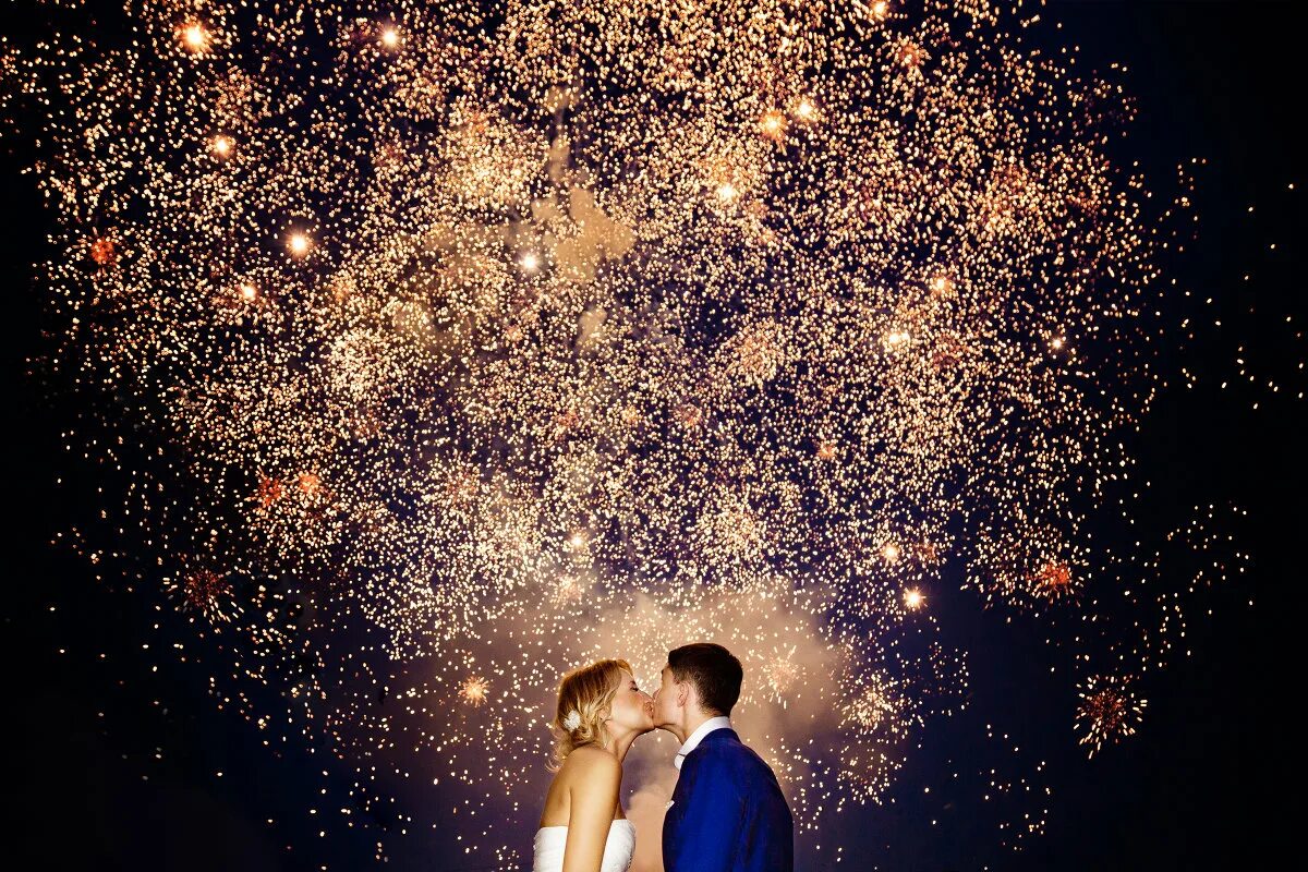 Поцелуй на фоне фейерверка. Фейерверк в виде сердца. Картинка салют невеста и жених. Девушка с фейерверками и парень. Любовь под фейерверками.
