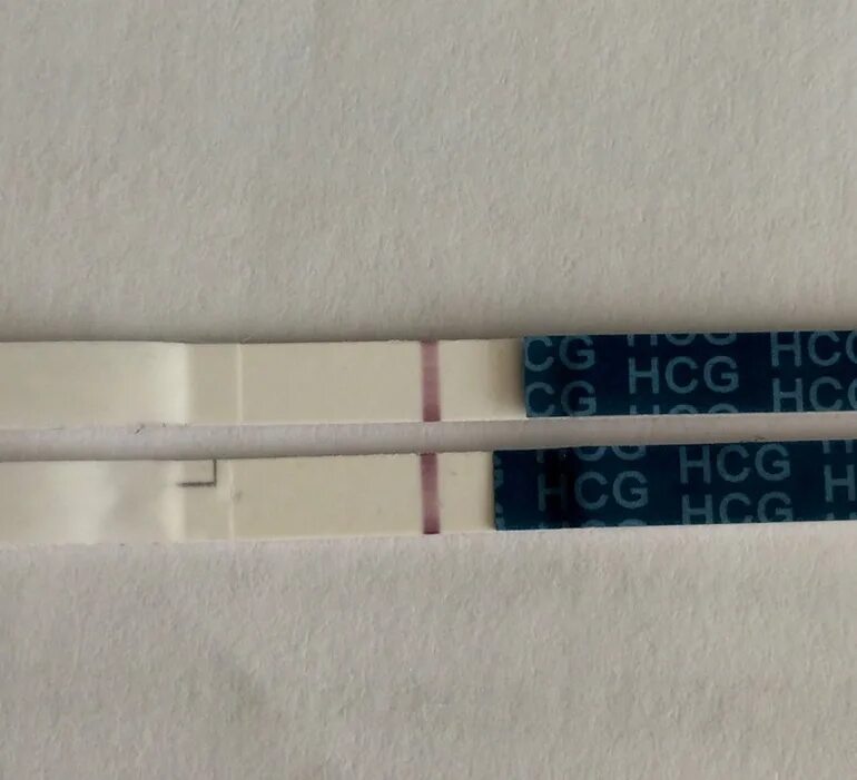 2 полоски на тесте еле видна. Бледная тест полоска тест на беременность. Бледная вторая полоска на тесте на беременность. Незаметная вторая полоска на тесте беременности. Бледная 2 полоска на тесте на беременность.