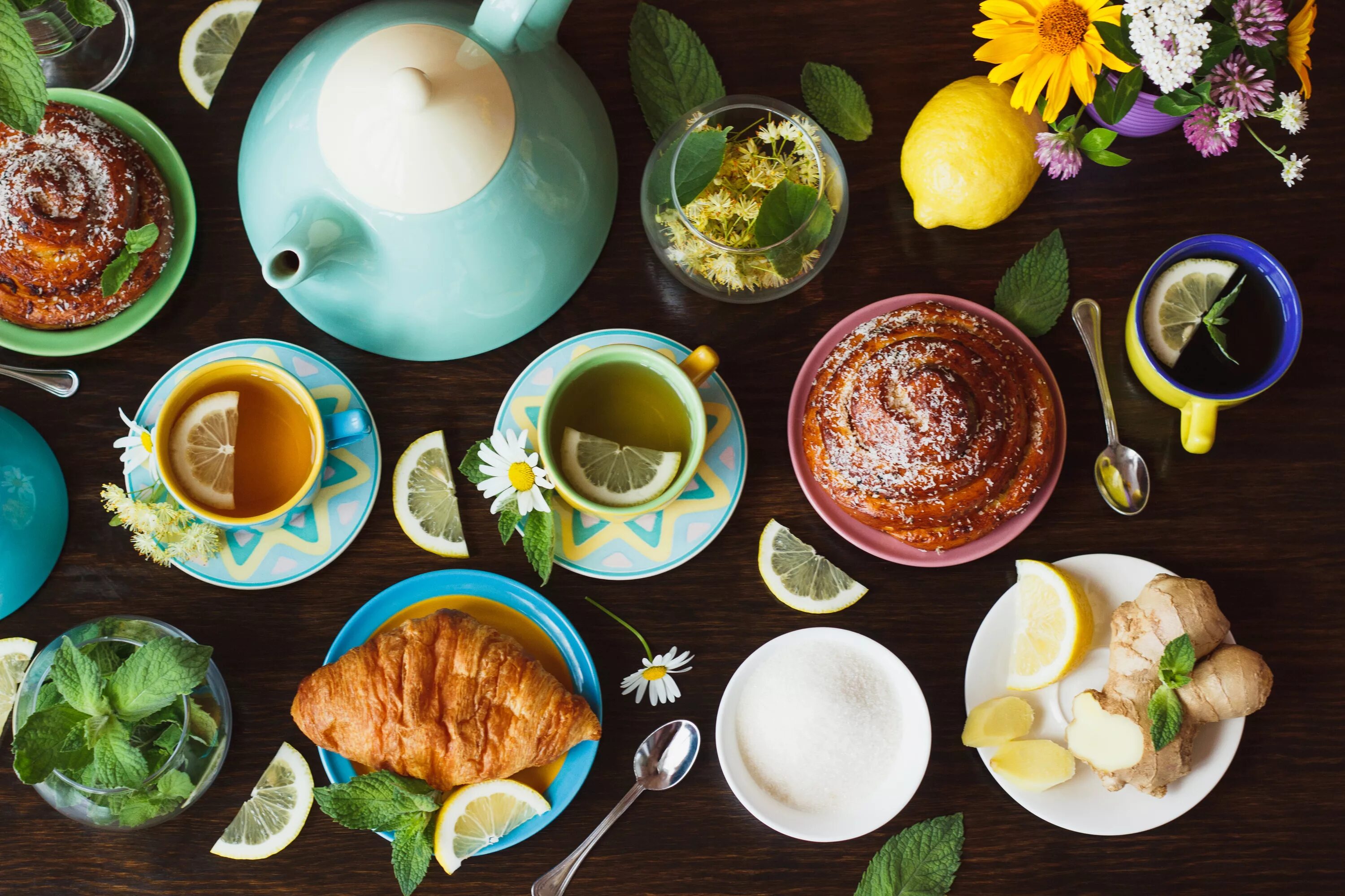 чай со сладостями. еда на чаепитие. чай со сладостями. чайная церемония в англии файв оклок. чай на природе.