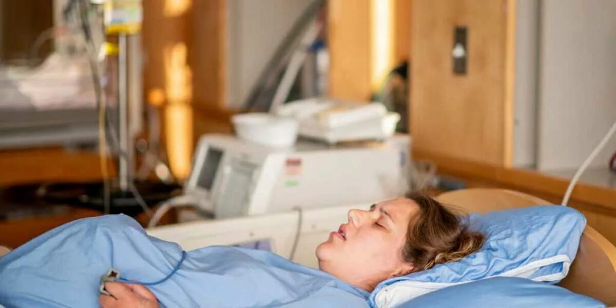 Помощь во время родов. Беременная женщина в родах. Рождение ребенка роды схема. Помощь во время родов. Помощь во время родов.