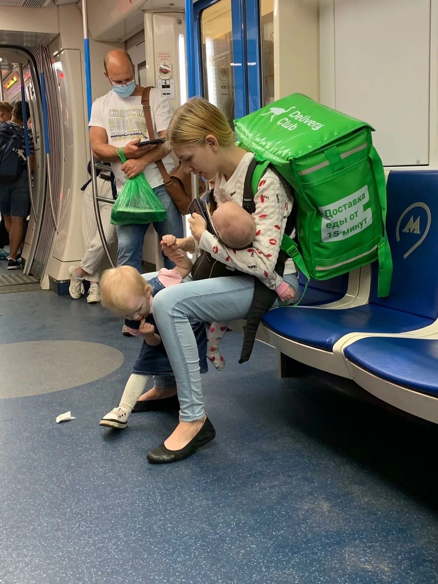 Мамина доставка. Мать с ребенком в метро. Женщина с ребенком в метро. Девушка курьер с двумя детьми в метро. Метро для детей.