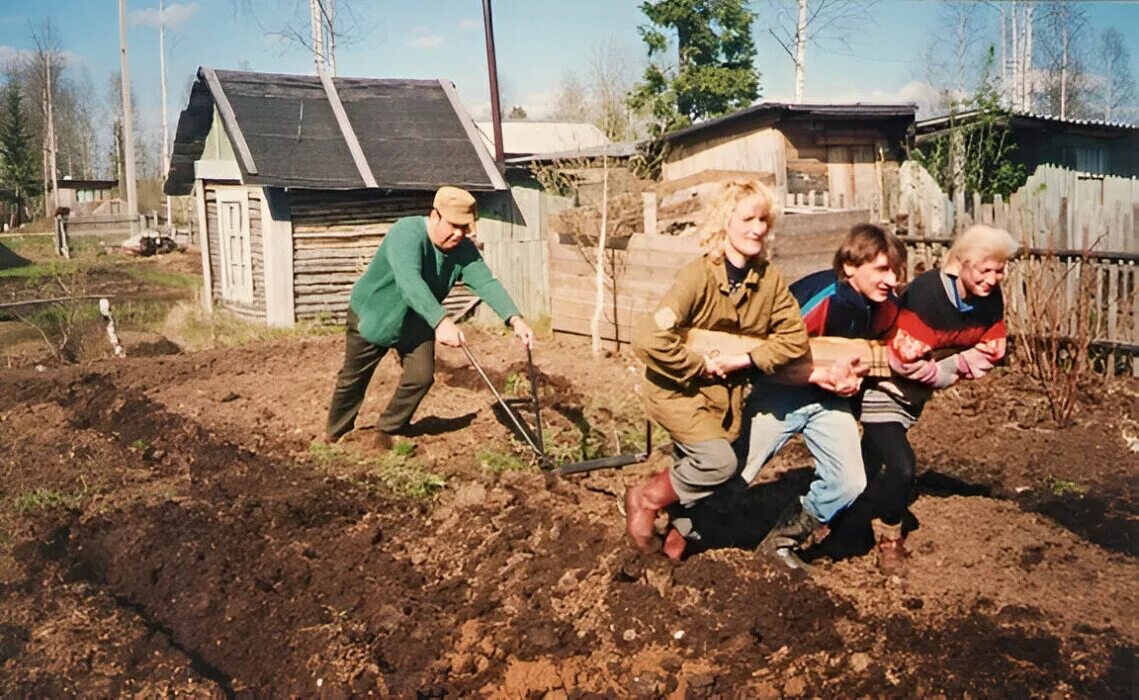 На даче у друга 3. Труд на даче. Майские на даче. Деревенский огород. Майские праздники огород.