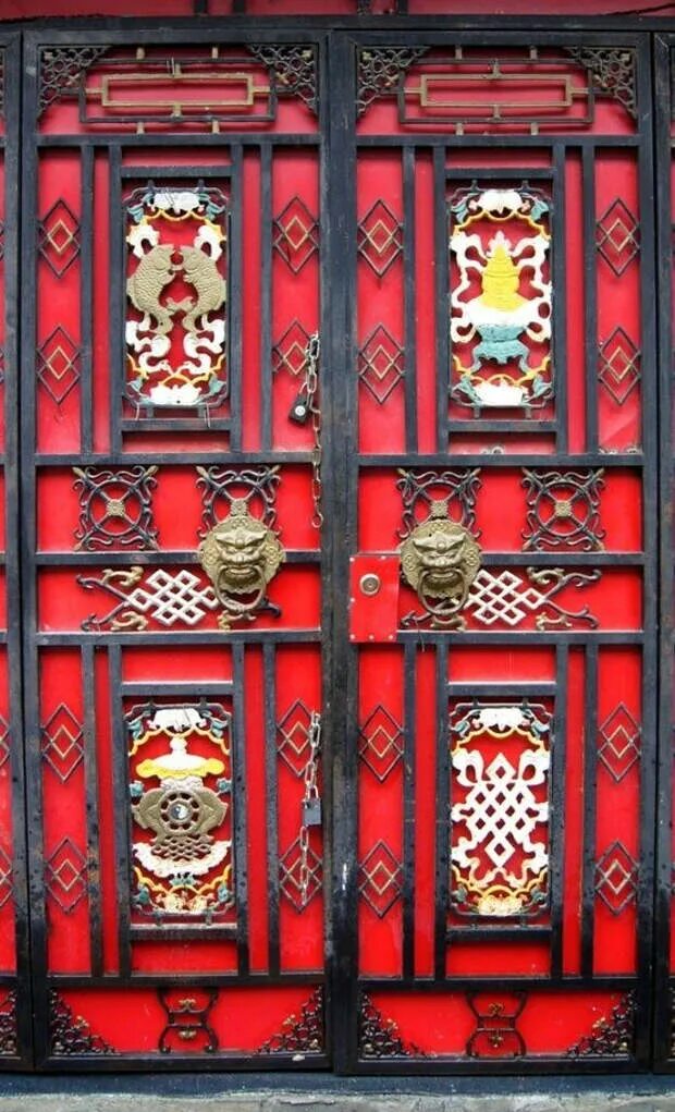 Двери в китайских домах. Двери в китайском стиле. Окна в китайском стиле. Ставни в китайском стиле. Китайские двери традиционные.