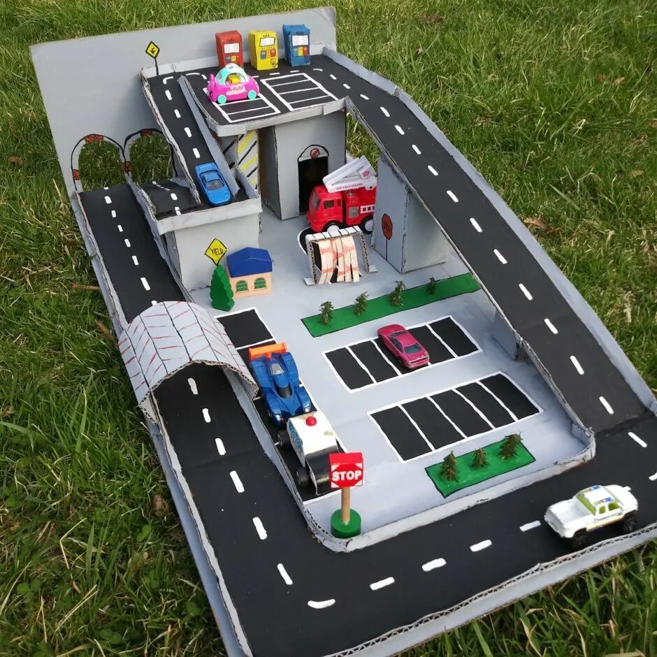 Деревянная парковка для машинок. Макет умной парковки. Макет парковки. Макет жилого дома. Макет парковки для машин.