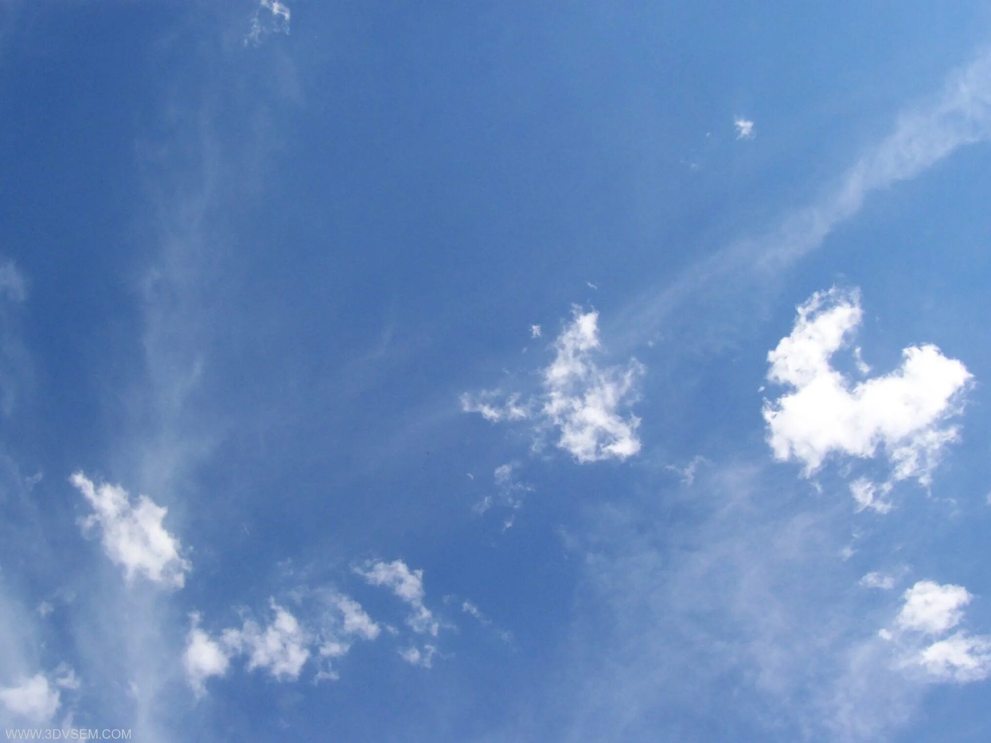 В оконной раме голубеет квадратик чистого неба. Небо. Небо текстура. Отражение неба в окне. Голубое небо.