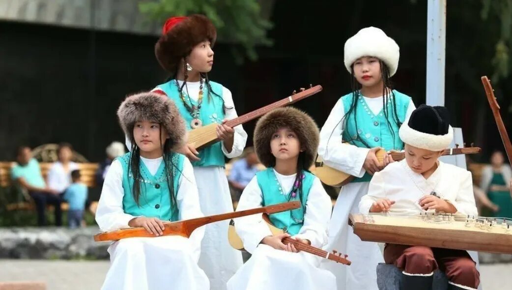 Комуз киргизский. Музыкальные инструменты киргизии. Киргизский музыкальный инструмент комуз. Киргизский музыкальный инструмент комуз. Комуз киргизский народный инструмент.