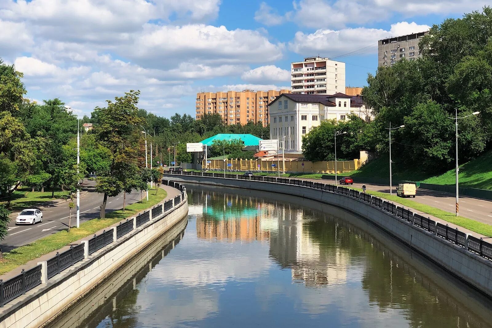 Лефортово москва. Лефортовский парк река Яуза. Район Лефортово. Набережная Яузы Лефортово.