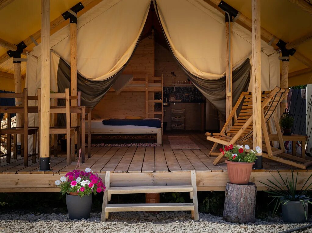 заимка 28 турбаза благовещенск. комнаты для посетителей турбазы. увильды базы отдыха радуга. заимка беседки. базы отдыха в ленобласти в гостях у нобеля.