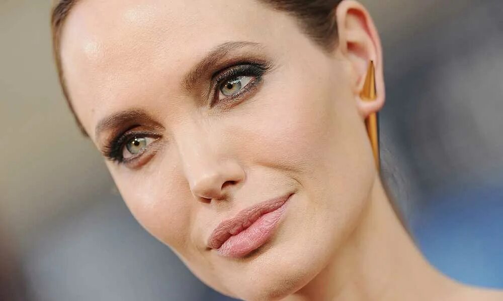 Уникальный тип. Анджелина Джоли взгляд. Анджелина Джоли Смоки айс. Анджелина Джоли макияж 2021. Анджелина Джоли лысая.