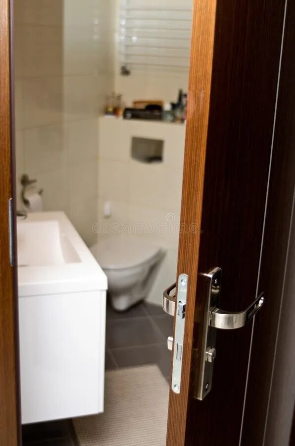 В какую сторону должна открываться дверь. Компактная дверь в ванную. Куда открывается дверь в ванной. Куда открывается дверь в ванной. Дверь в ванную комнату внутрь.