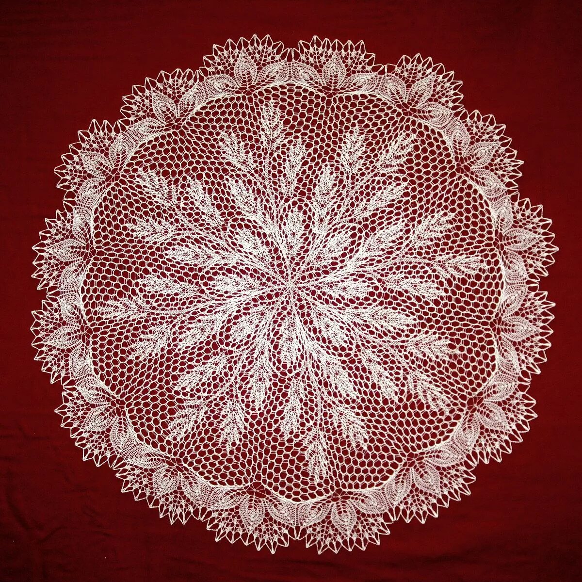 Как связать круглую салфетку. Lace Doily by Herbert Niebling. Круглая салфетка спицами. Скатерти салфетки спицами. Салфетки связанные спицами.