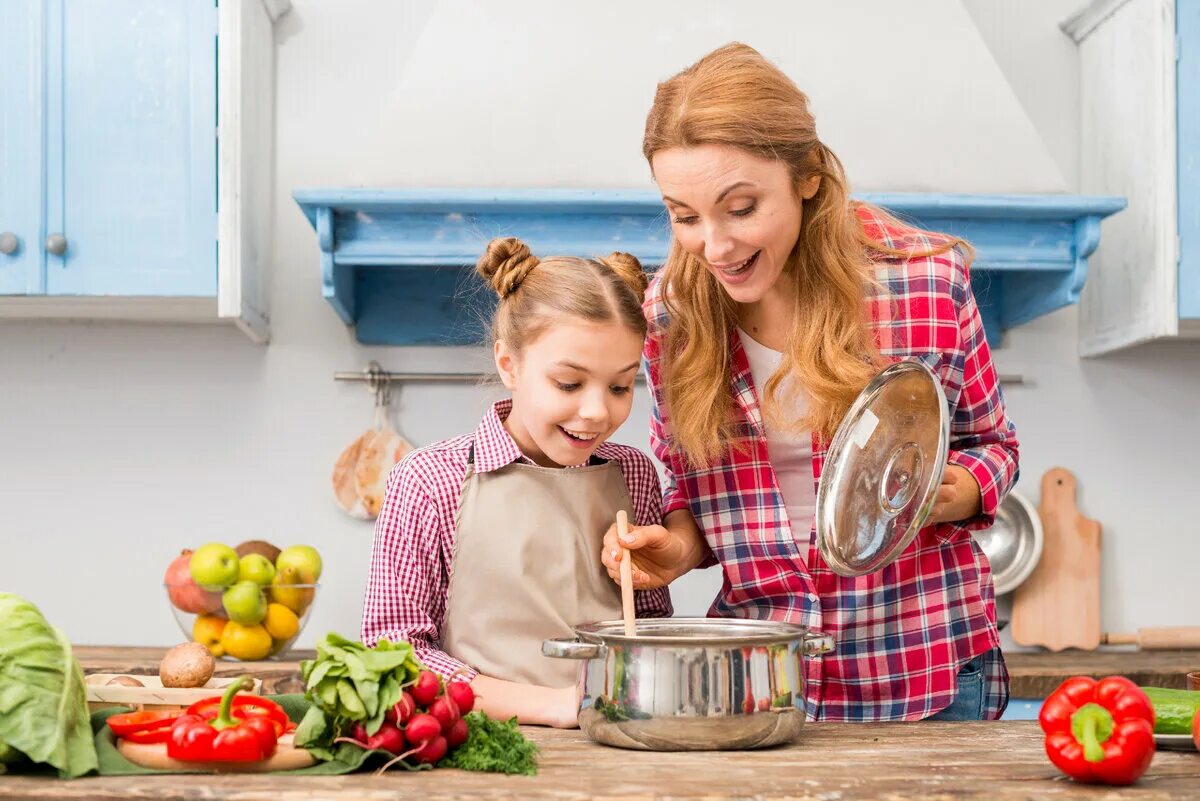 Мама с сыном русская кухня. Кухня для детей. Готовка с детьми. Мама готовит. Готовка с мамой.