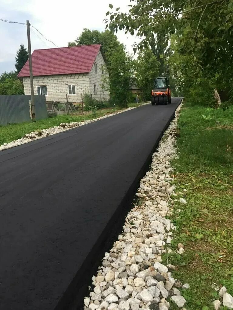 Укладка асфальтовой крошки в москве и московской. Фаб асфальтная крошка. Дорога СНТ асфальтовая крошка. Отсыпка дороги асфальтовой крошкой. Асфальтная крошка Осташево.