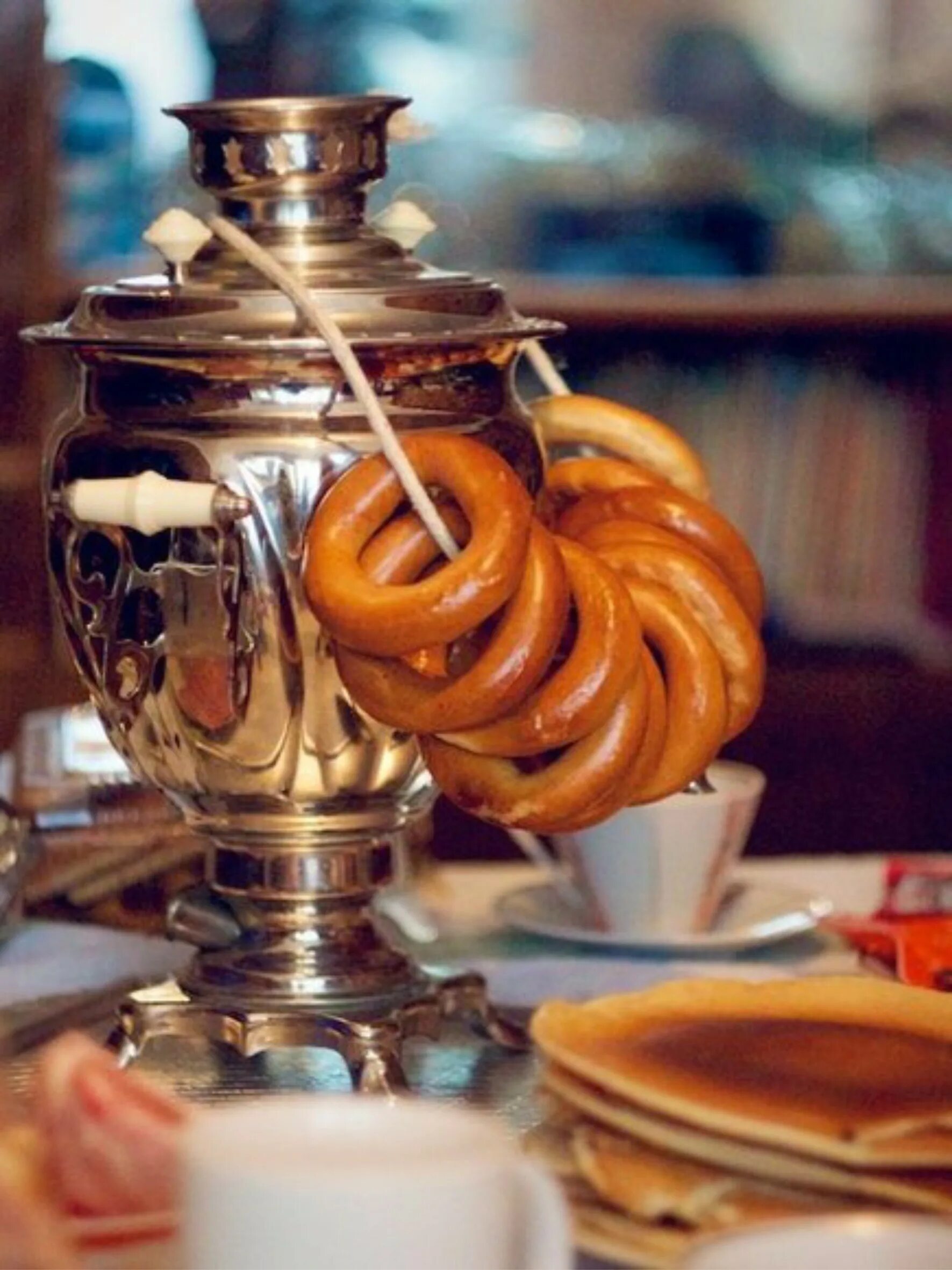 натюрморт с сушками. баранки на столе. натюрморт с бубликами. самовар с сушками. натюрморт с бубликами.