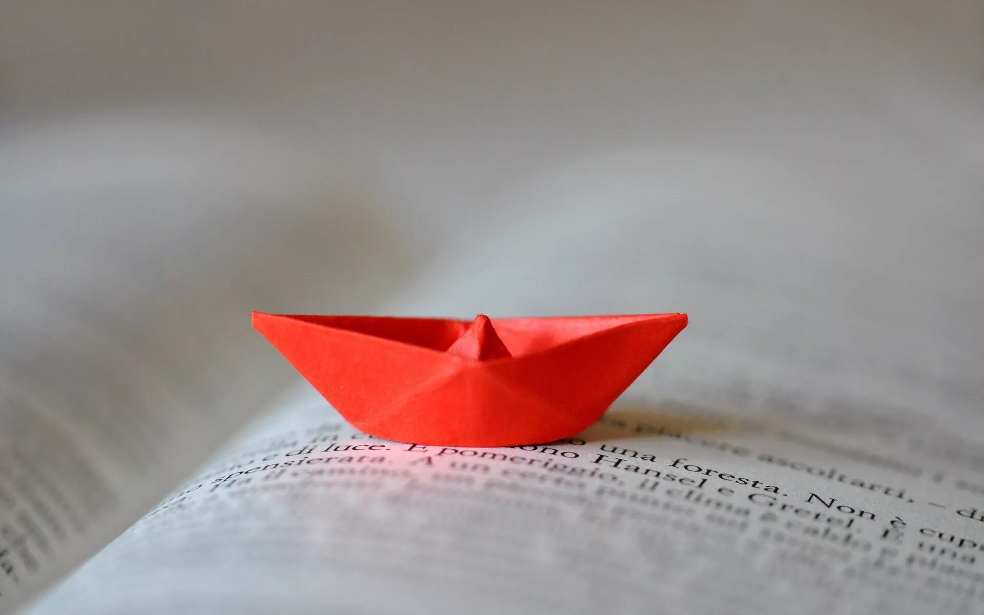 Кораблик из бумаги части речи. Бумажный кораблик. Красный бумажный кораблик. Оригами. Оригами кораблик.