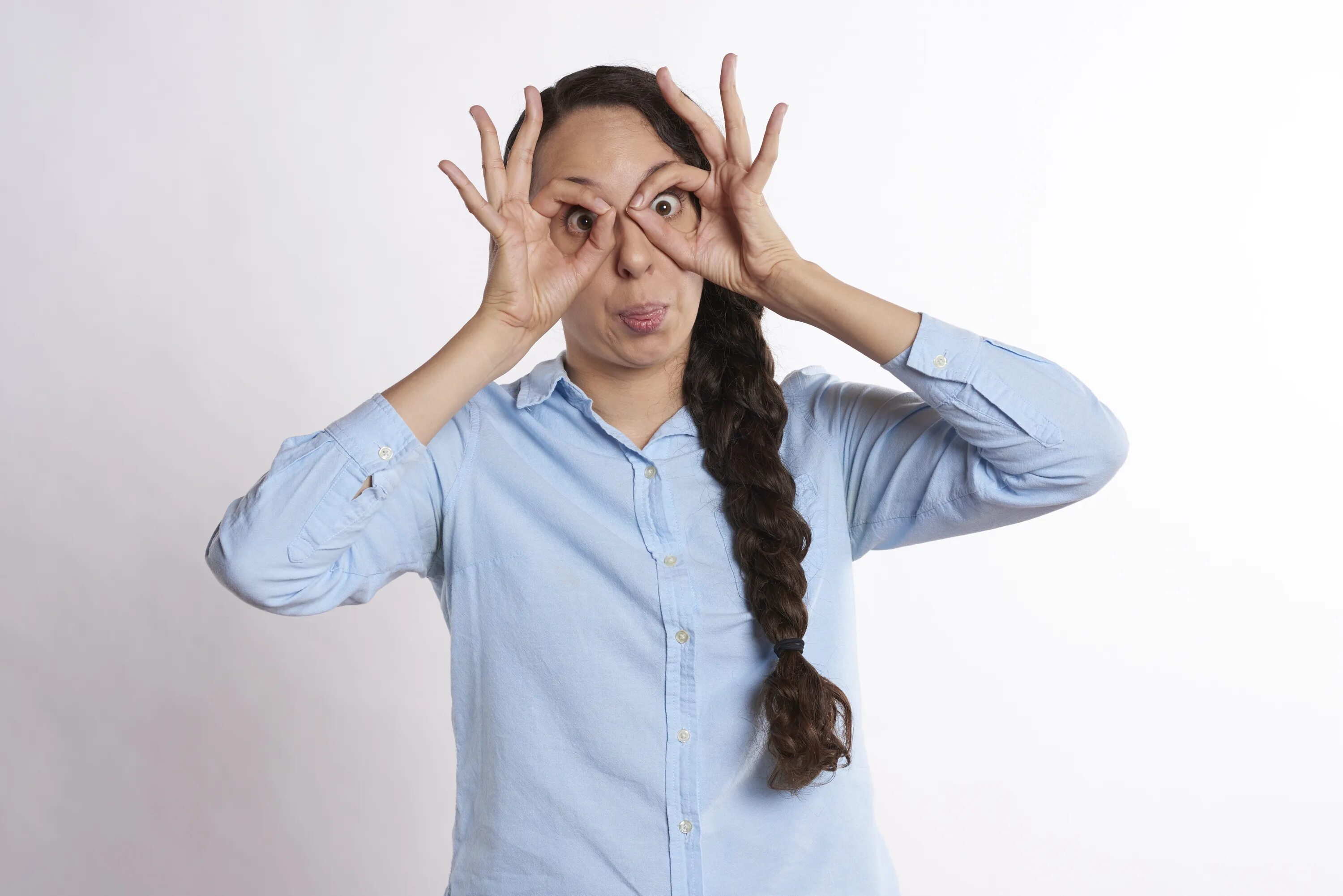 Personality crazy. Сумасшедший человек на белом фоне. Crazy person. Crazy person. Мужчина кричит.