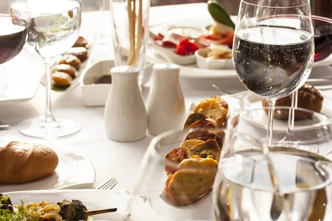 Огромная пицца. Serving plate. Блокнот на столе. Случайное фото в рекламе. Пес под столом.