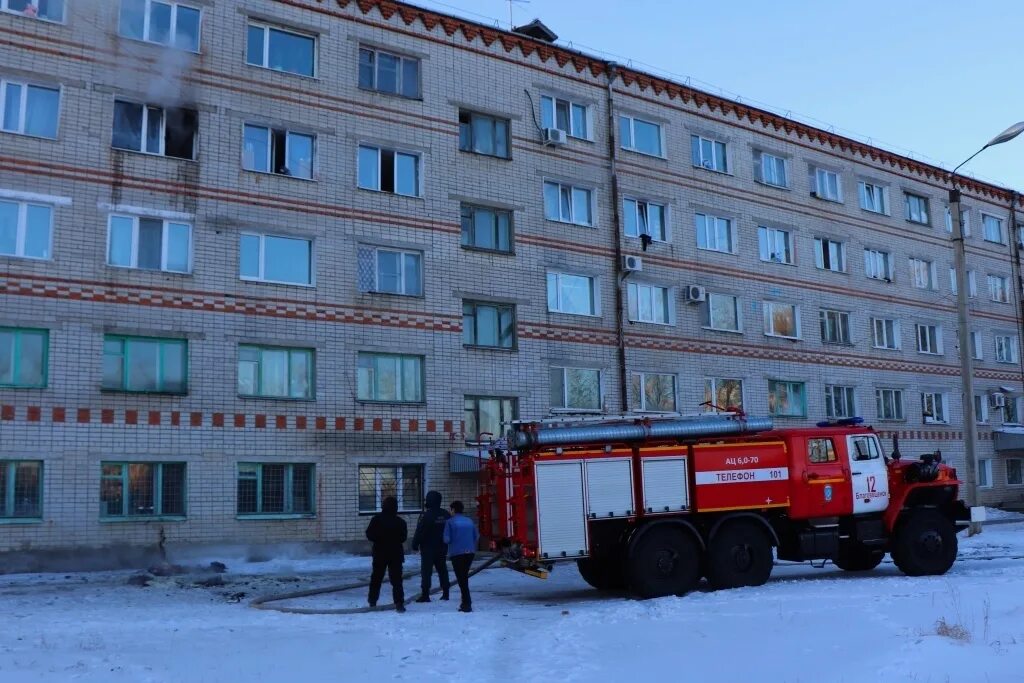 Общежитие амурская. Пожар в Благовещенске в общежитие колледжа. Благовещенск колледж МЧС Благовещенск. АКТДХ Благовещенск общежитие. Общежитие Амурского колледжа в Благовещенске.