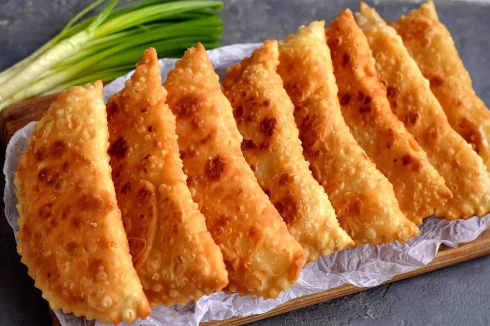 Чебуреки с картошкой и сыром. Чебуреки с сыром. чебуреки картофельные. чебуреки с мясом и сыром.