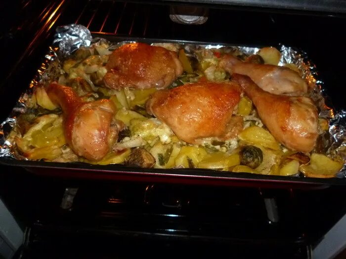 картошка калории тушеная с курицей. картошка с курицей калории. картошка по-французски калорийность. запеченная картошка калории. курица с картошкой в духовке калории.