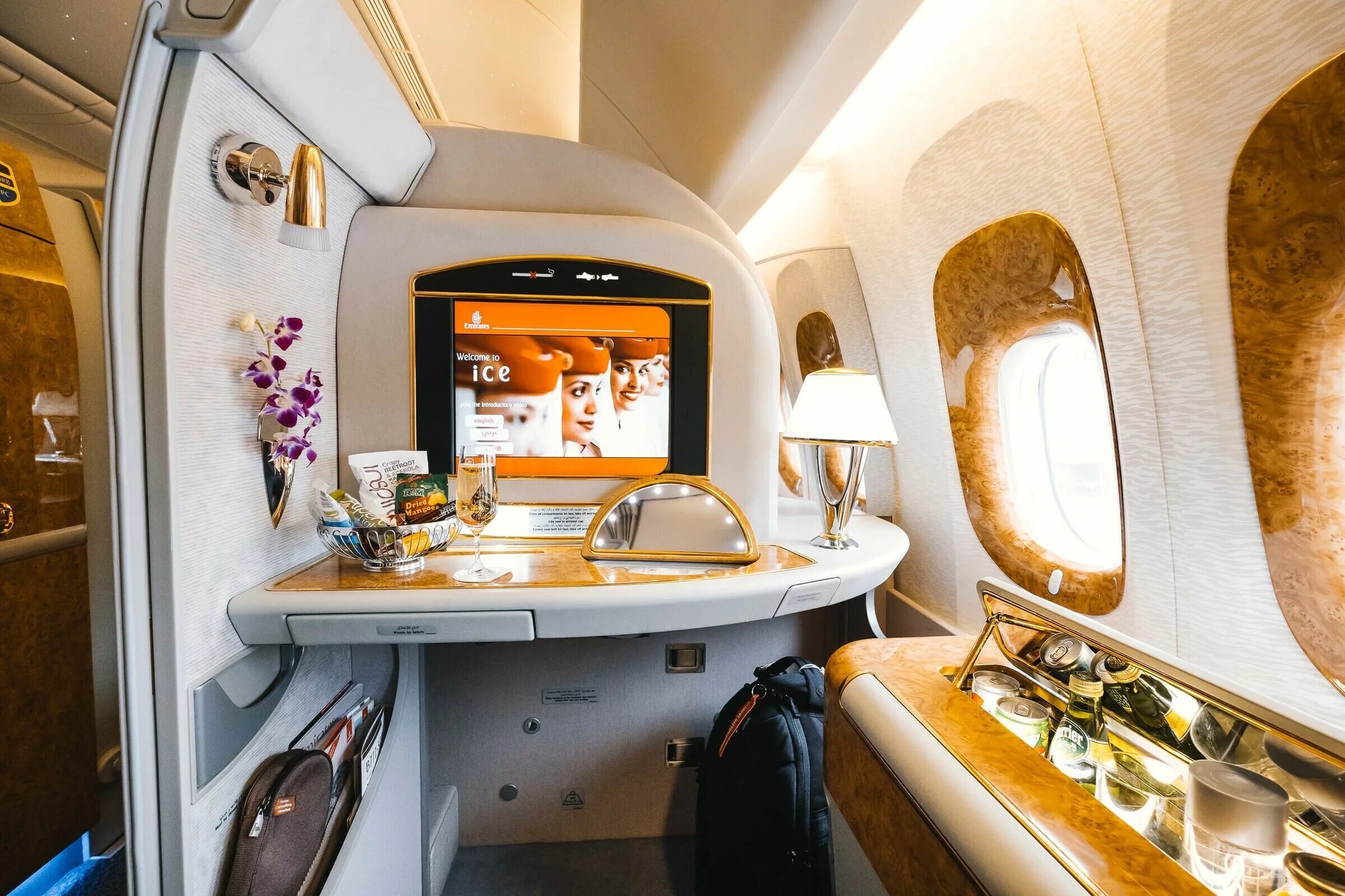 First class купить. Первый класс Эмирейтс а380. Первый класс Эмирейтс. Первый класс в самолете Эмирейтс. Империал класс Эмирейтс.