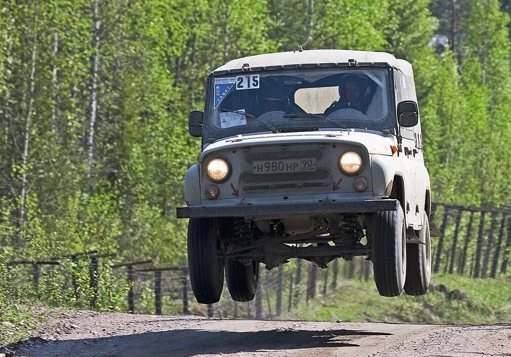 Unki уазик. УАЗ обои. УАЗ Тайга. День военного автомобилиста УАЗ. УАЗ едет.