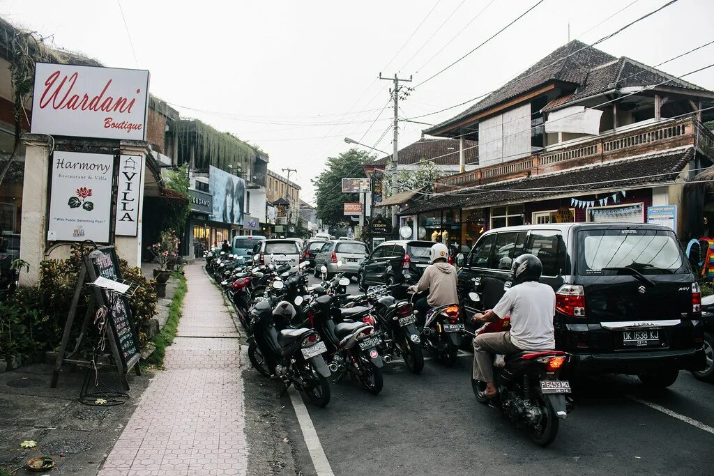 Бали дороги. Убуд Бали движение на дорогах. Денпасар дорога. Дороги на Бали пробки. Бали дорого