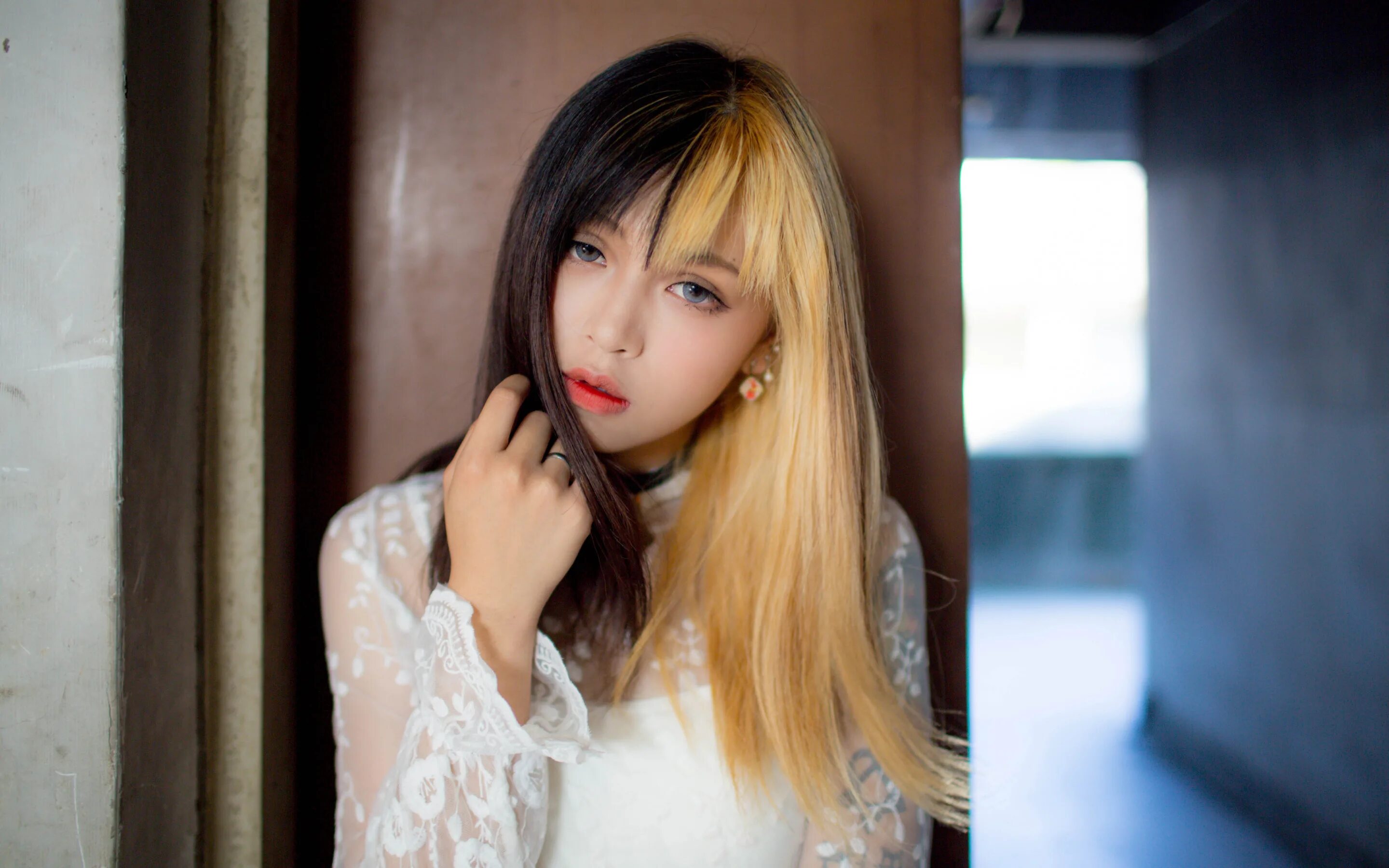 Глаза азиатки. Корейский макияж глаз айдола. Японка с голубыми глазами. Кореян макеу. Азиатки со светлыми волосами.