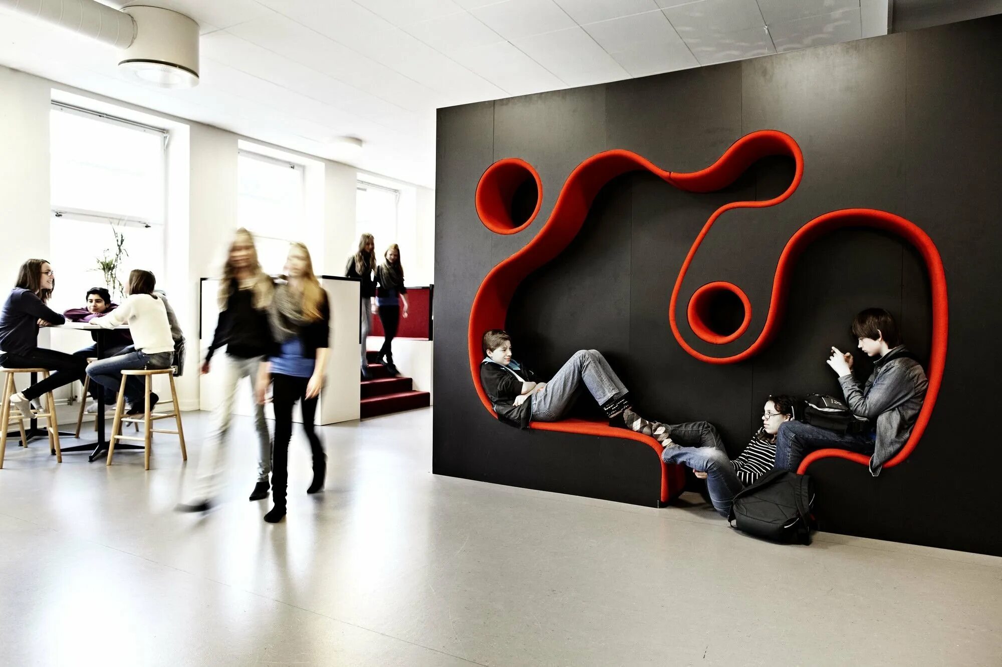 Школа Vittra Södermalm в Швеции. Современные арт объекты. Креативное пространство. Креативный интерьер.