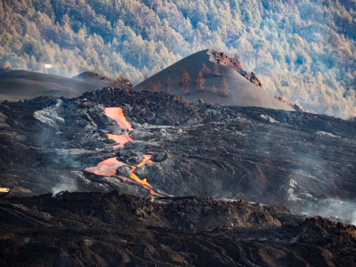 пепел от вулкана. ла пальма канарские острова. последние новости вулкана. последние новости вулкана. ла пальма испания вулкан.