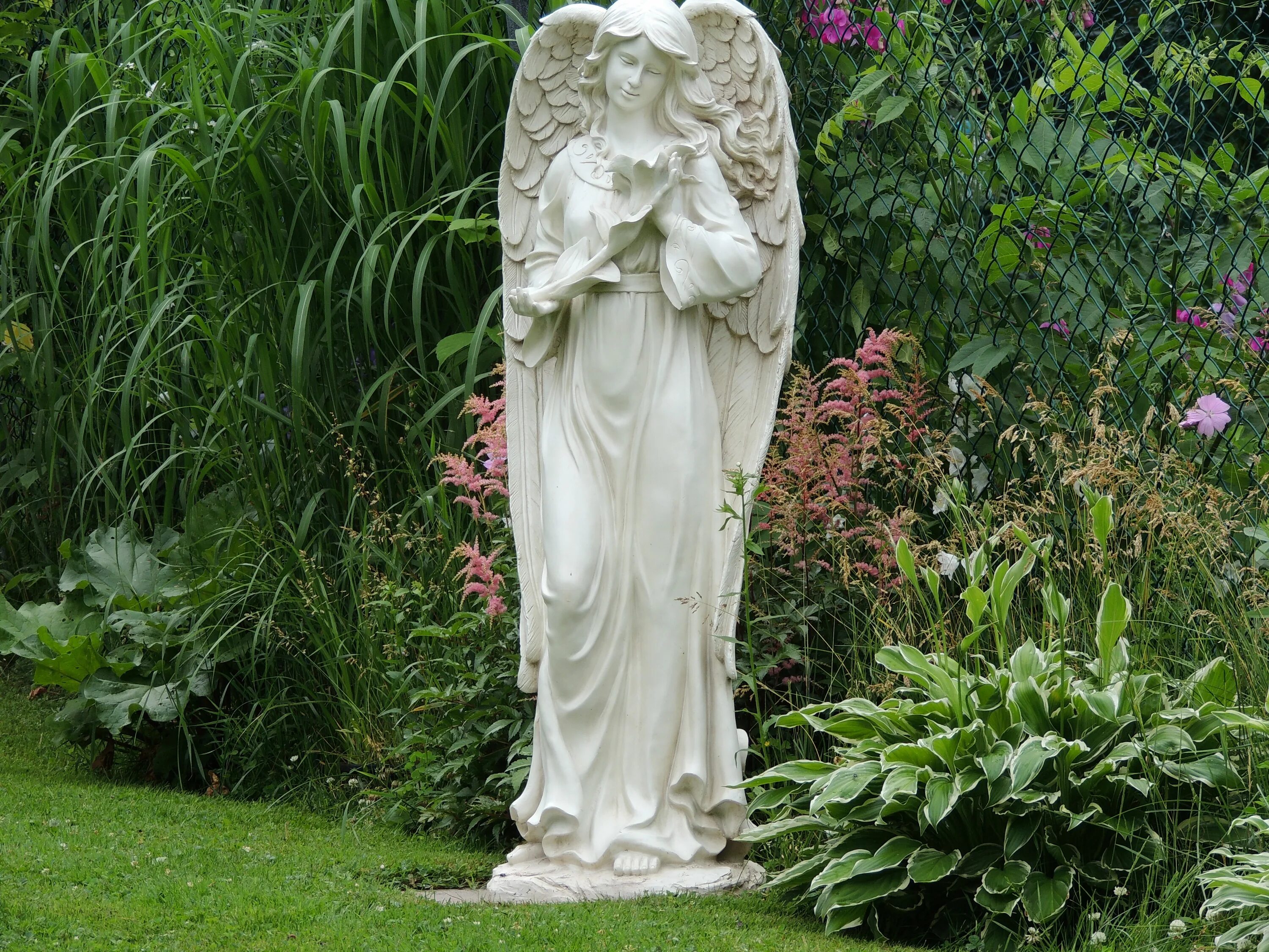 Со статуей. Скульптуры. Скульптуры ангелов. Статуя ангела. Античные скульптуры для сада.