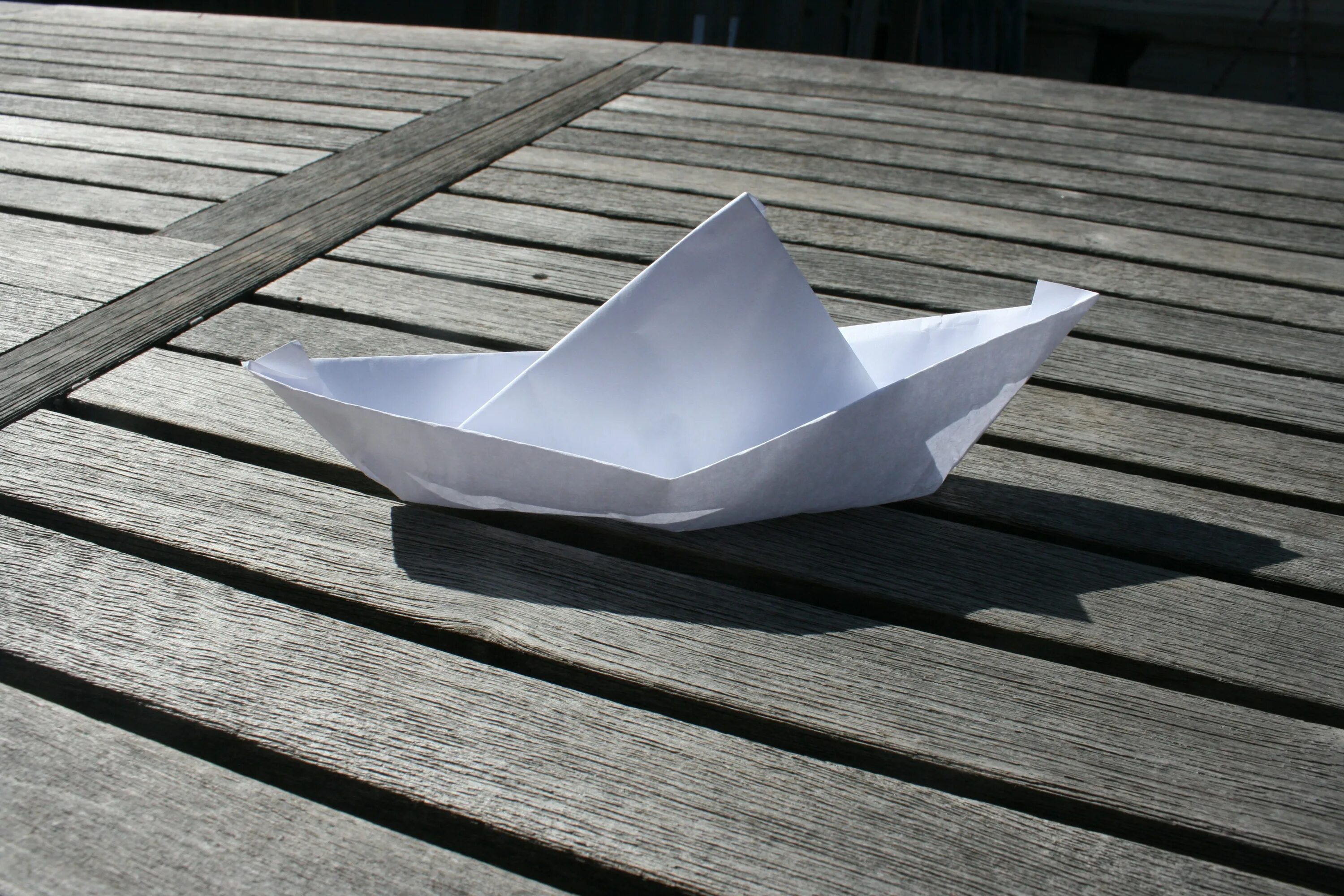 Бумажный кораблик плывет. Бумажный кораблик. Огромный бумажный кораблик. Бумажные лодочки. Лодочка из бумаги.