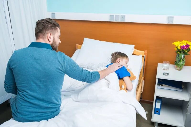 Папа лежал на маме. Отец и сын в больнице. Мама и папа лежат на кровати. Depressed dad. Папа лежал на маме.