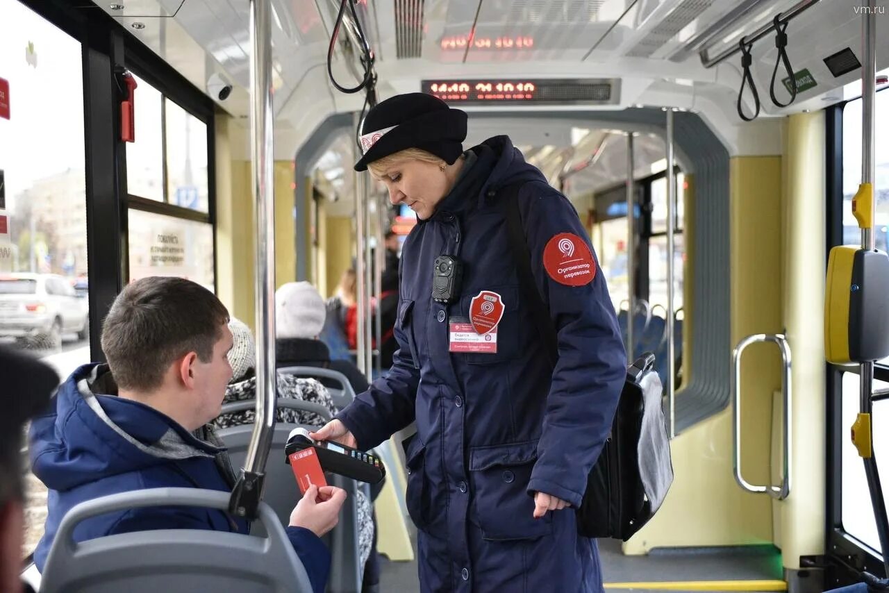 Ревизор транспорта. Контролеры Москва. Контролеры ГУП Мосгортранс. Контролер ГУП Мосгортранс в форме. Контролеры в автобусе в Москве.