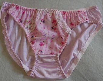 Yashirin kamerada ayollar hovuzdagi dushda yuvinayotgani aks etgan