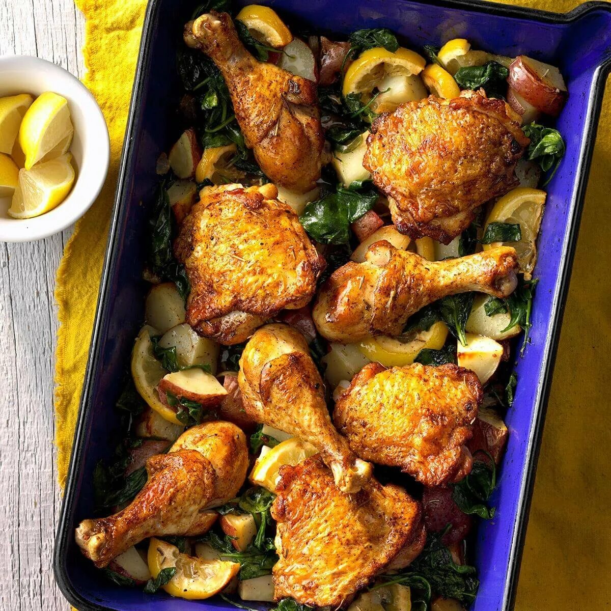 Запеченная курица. Курица в духовке. Курица запеченная в духовке. Жареная курица в духовке. Жареная Курочка с картошкой в духовке.